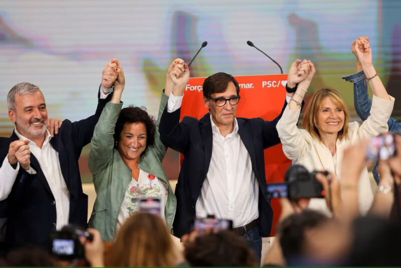 西班牙加泰隆尼亞自治區12日舉行議會選舉，伊拉（右2）領導的加泰隆尼亞社會黨拿下42席，領先態勢明確。（路透社）