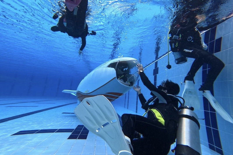 成功大學人力潛艇隊團隊打造第2代自製潛艇Pegasus 「佩加索斯號」,日前於成大泳池進行水下測試 。(成大提供)中央社記者楊思瑞台南傳真 113年5月13日
