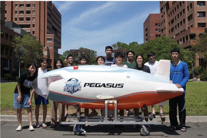 由成功大學學生所組建的人力潛艇「討海人」團隊，打造第2代自製潛艇「Pegasus佩加索斯號」，準備再次參加2024歐洲國際人力潛艇競賽。（成大提供）中央社記者楊思瑞台南傳真 113年5月13日