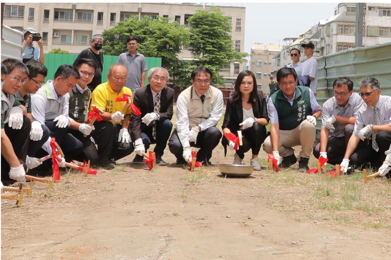 台南市永康區「原台南農校日式宿舍群歷史建築修復工程」13日動土，市長黃偉哲（前右5）等人參與敲槌儀式，祈求修復工程順利。（台南市政府提供）中央社記者楊思瑞台南傳真  113年5月13日