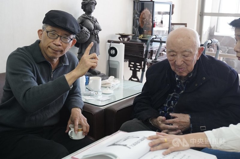 前國立歷史博物館館長廖新田(左)於任內爬梳中華文物箱相關史實,因此結識美術工藝家王東白(右),並在王東白協助下留下許多訪談資料。中央社記者徐肇昌攝 113年5月13日