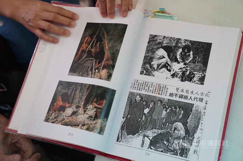 現年100歲的美術工藝家王東白拿出多本自製紅皮日記,那是他長年書寫、剪報,再經由電腦打字整理累積下來的100年光陰,國立歷史博物館曾在1976年推出「北京人生態展覽」,轟動一時,其北京人模型也是出自王東白之手。中央社記者徐肇昌攝 113年5月13日