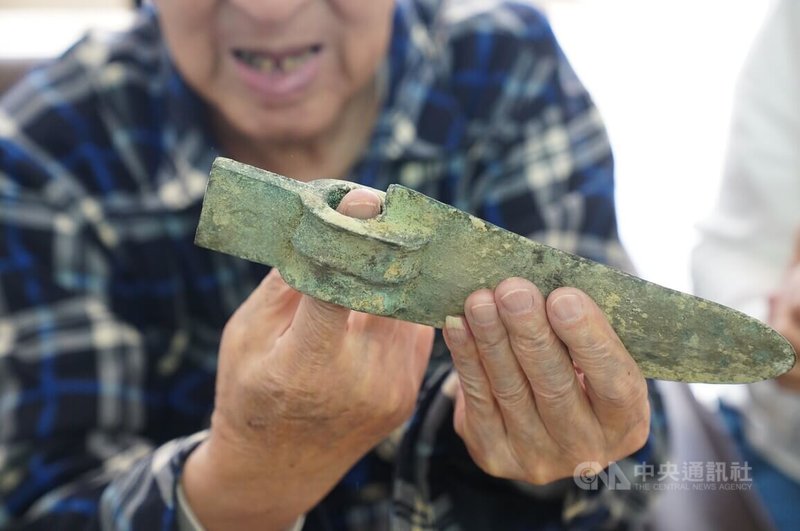 美術工藝家王東白擅長仿古青銅器,他記不得一生製作多少件複製文物,但說起其中堂奧仍得意。他拿著打造的兵器刀刃部分解說,利刃面的木桿剖面會成雞心尖端狀,只要辨識形狀就能得知哪一端該刺向敵人。中央社記者徐肇昌攝 113年5月13日