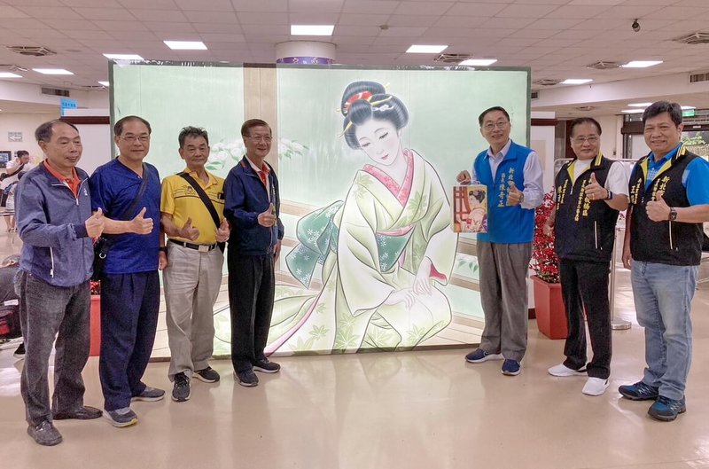 日本秋田縣湯澤市13日致贈新北市板橋區公所大型「七夕繪燈籠」祭典,有仕女圖的美人燈,象徵雙方深厚的台日情誼,公所在1樓大廳展出,與民眾分享台日文化交流成果。(板橋區公所提供)中央社記者黃旭昇新北市傳真 113年5月13日
