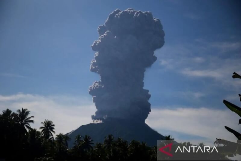印尼東部的伊布火山13日噴發，火山灰柱直入雲端高度超過5公里。（安塔拉通訊社）