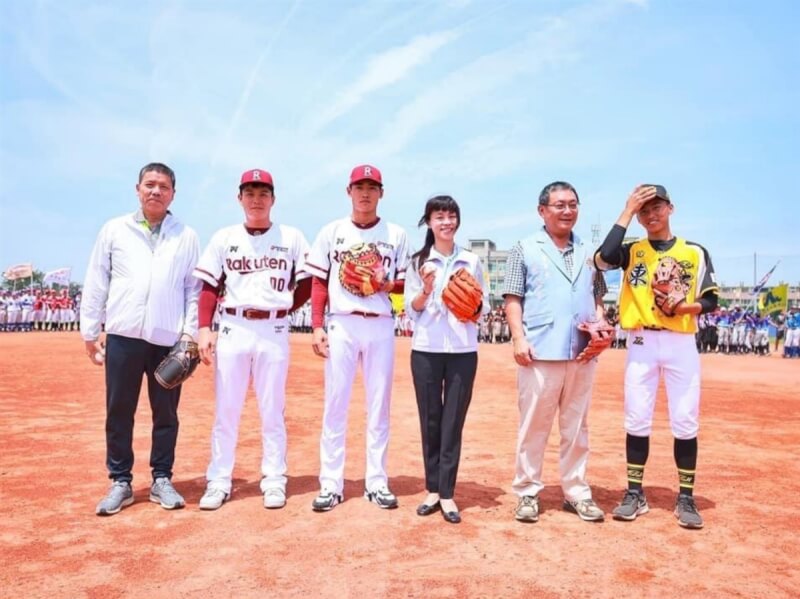 第一屆朴子市長盃全國棒球錦標賽13日開打，整建後的朴子市棒球場也是比賽場地之一，朴子市長吳品叡（右3）出席開幕儀式，也邀請中職樂天桃猿隊投手蘇俊璋（左2）、野手鍾玉成（左3）擔任開球嘉賓。（大會提供）中央社記者謝靜雯傳真 113年5月13日