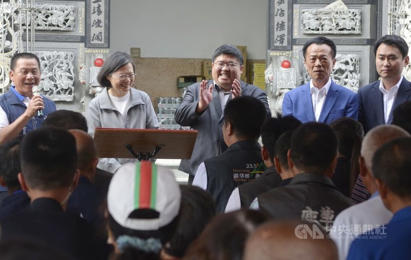 總統蔡英文（後左2）13日到嘉義縣參訪表示，台灣是世界的台灣，全世界都在關注台灣這個國家，因為台灣在區域安全、產業、科技與民主發展，都扮演關鍵角色。中央社記者蔡智明攝  113年5月13日