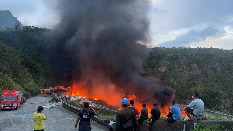 綠島垃圾場12日下午失火，台東縣消防局從本島緊急增援協助，但悶燒一整夜至今仍未完全熄滅。（民眾提供）中央社記者李先鳳傳真  113年5月13日