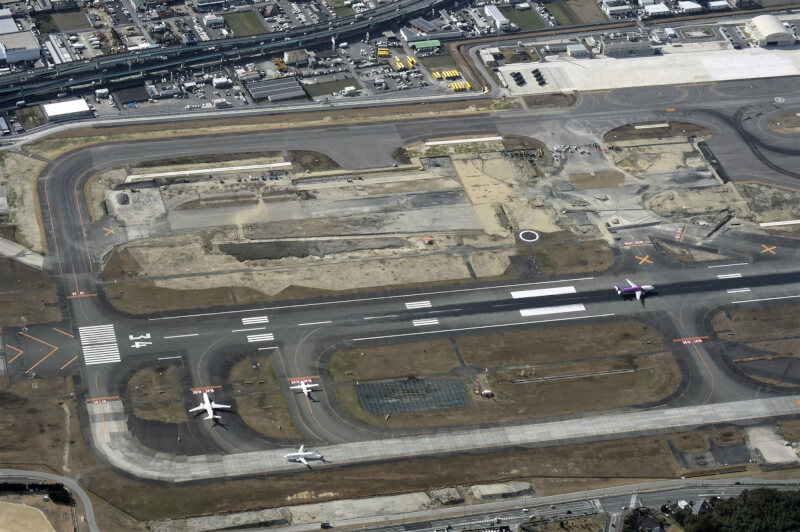 圖為福岡機場跑道空拍照。（共同社）