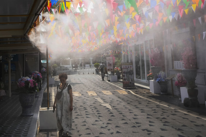 每年4月中旬俗稱潑水節的佛教新年宋干節前後正是泰國的熱季。圖為泰國曼谷街道4月9日噴水降溫。（美聯社）