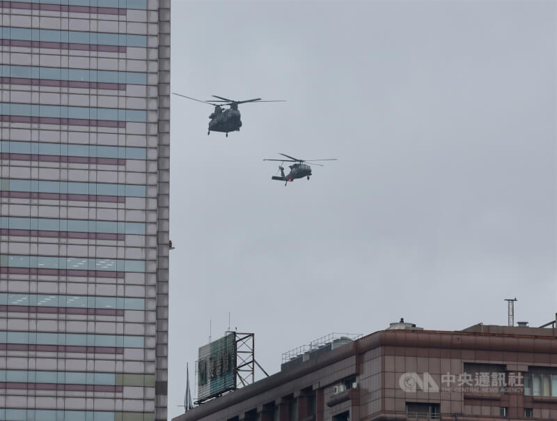 520总统、副总统就职典礼国军空中兵力13日早晨进行预演，陆军出动CH-47SD契努克运兵直升机（左）、UH-60M黑鹰直升机（右）飞越总统府前上空。中央社记者张皓安摄 113年5月13日