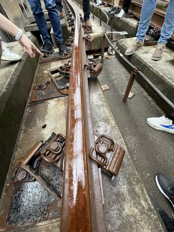 新北市各黨市議員13日會勘因地震受損的捷運環狀線,圖為因結構位移,導致軌道基鈑受力而毀損脫落。(民進黨市議員張嘉玲提供)中央社記者黃旭昇新北市傳真 113年5月13日