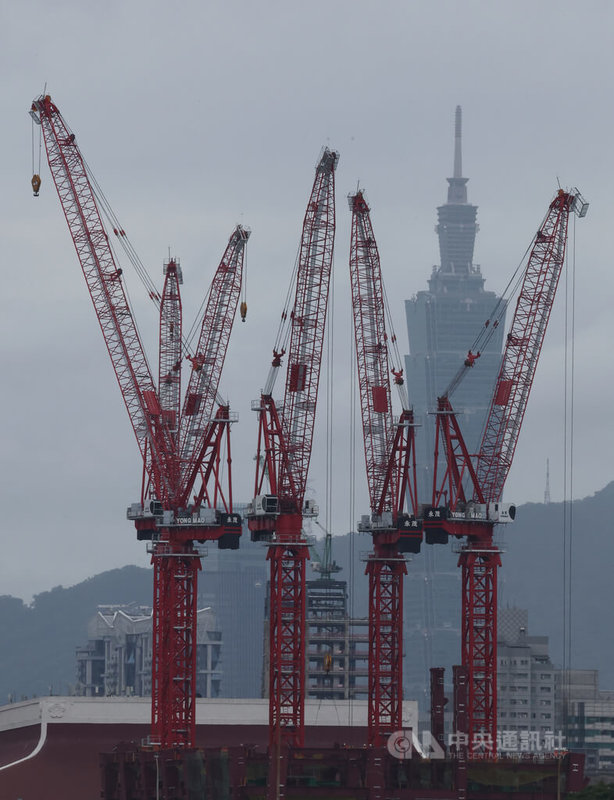 環境部空氣品質監測網顯示，13日環境風場為東北風，東北風挾帶境外污染物影響台灣，預測北部、中部、雲嘉南及馬祖、金門、澎湖空氣品質為對敏感族群不健康的橘色提醒等級。圖為忠孝橋上遠眺台北101大樓。中央社記者趙世勳攝  113年5月13日