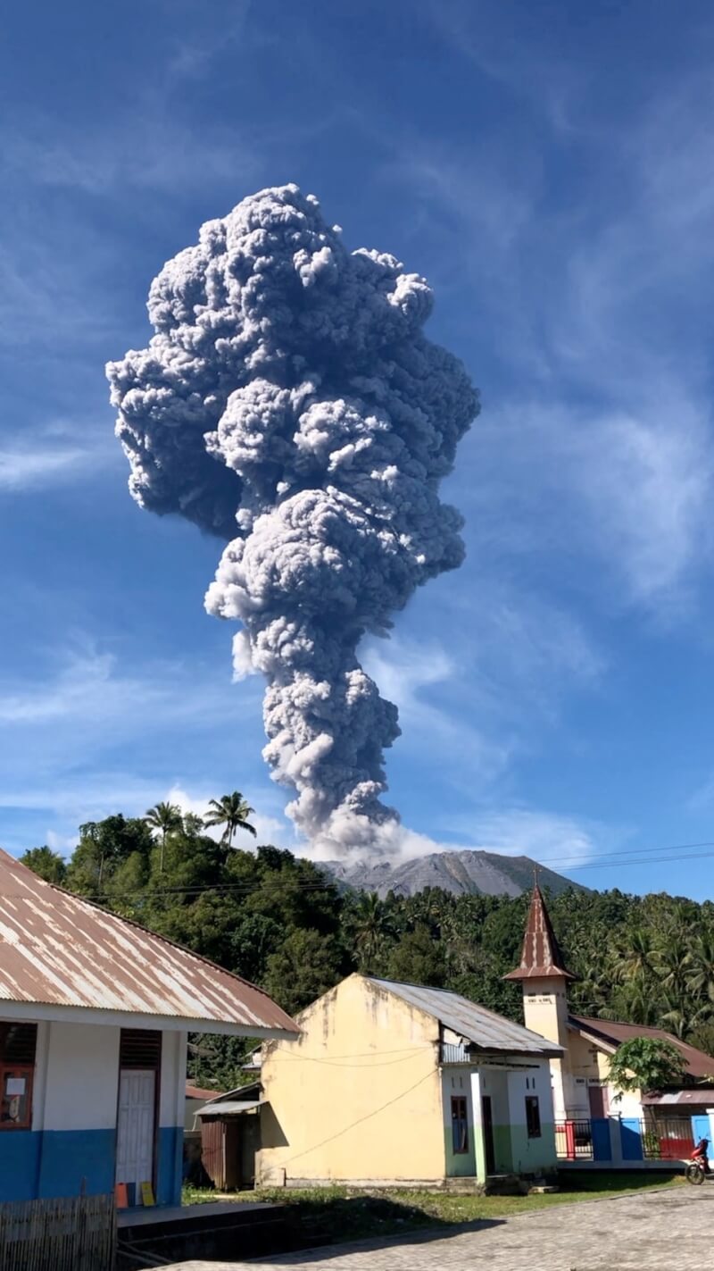 印尼東部的伊布火山13日噴發。(Fhe Booroto/via 路透社)