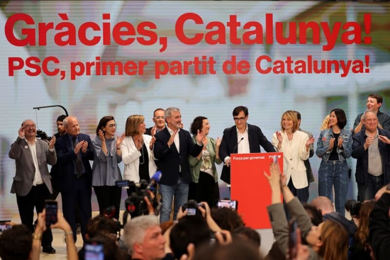 西班牙東北部富裕的加泰隆尼亞地區12日舉行議會選舉，社會黨囊括最多選票，領導社會黨的伊拉（前右4）在台上慶祝。（路透社）