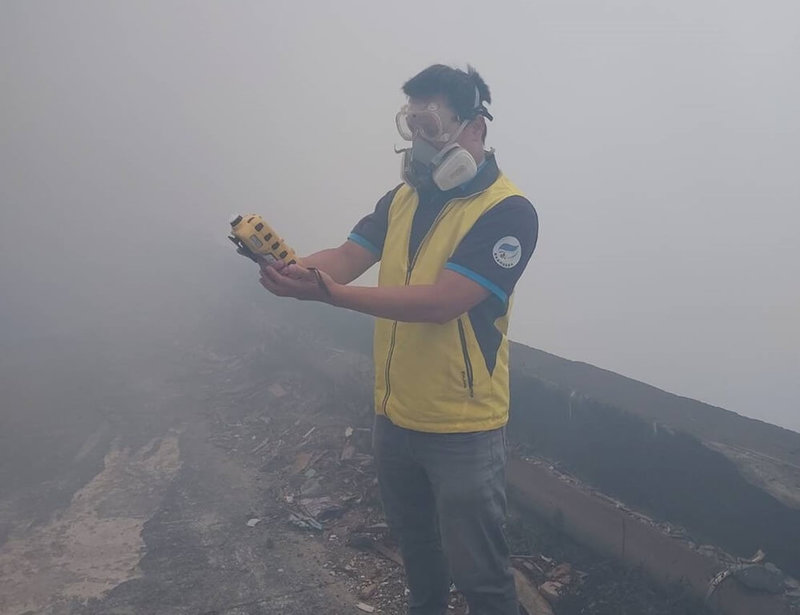 綠島垃圾掩埋場12日傍晚起火燃燒,周界濃煙密布,台東縣政府啟動空污緊急事件應變,13日派員分別於綠島漁港、掩埋場周界、下風處、上風處及其他敏感受體地點等5處,進行空氣污染物監測。(台東縣政府提供)中央社記者李先鳳傳真 113年5月13日
