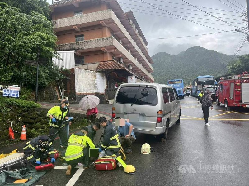 1名男子14日駕駛廂型車到新北市瑞芳區一處停車場，下車疑未拉手煞車，發現車子向後移動，用身體擋車反被捲入車底，搶救後不治。（翻攝照片）中央社記者楊侃儒傳真  113年5月14日