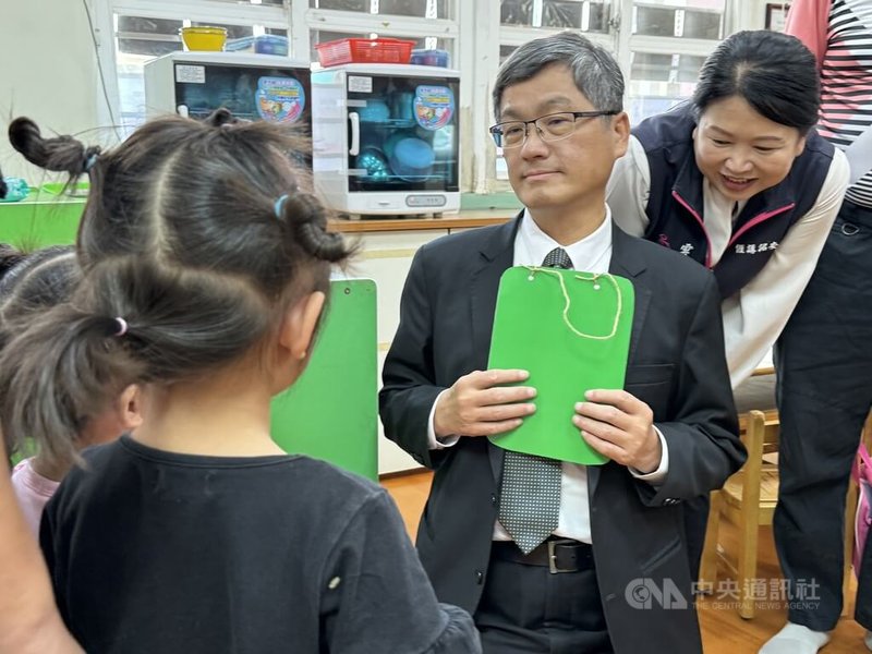 客委會主委楊長鎮（右2）14日到雲林縣崙背國小附設幼稚園關心學習狀況，跟著幼童們學習用詔安客語唱童謠「西北雨」，幼童們也贈送自製卡片表達謝意。 中央社記者姜宜菁攝  113年5月14日