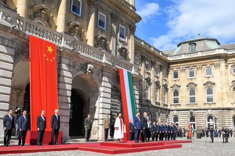 匈牙利總統蘇尤克（前排右1）9日在布達佩斯布達城堡前接見中國國家主席習近平（前排左2）。（路透社）