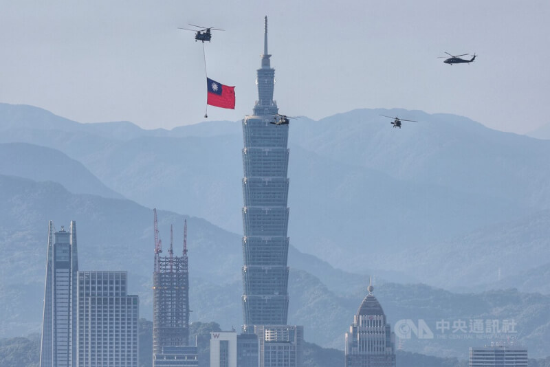 圖為2022年雙十國慶空中預演，國旗機隊吊掛巨幅國旗飛越台北市區上空。（中央社檔案照片）