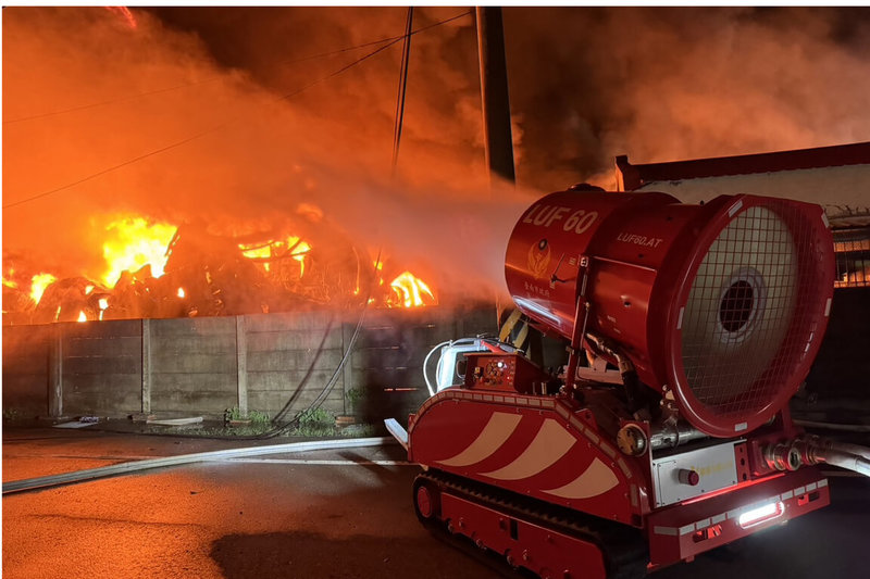 台南市佳里區一家塑膠工廠13日晚間發生火警，消防局派出「水砲及排煙型消防機器人」前進火場，使用遠端操控進行射水降溫。（台南市政府提供）中央社記者楊思瑞台南傳真  113年5月14日