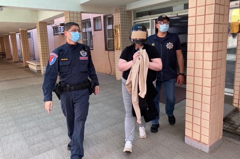 航空警察局表示,23歲加拿大籍A女(中)受當地運毒集團利誘,日前假借觀光名義搭機來台,在行李內放置總重25.3公斤愷他命,預計下機後自行前往飯店入住,再依照運毒集團指示交付毒品,但一入境就遭安檢與海關人員攔獲,全案以違反毒品危害防制條例送辦。(航空警察局提供)中央社記者吳睿騏桃園機場傳真 113年5月14日