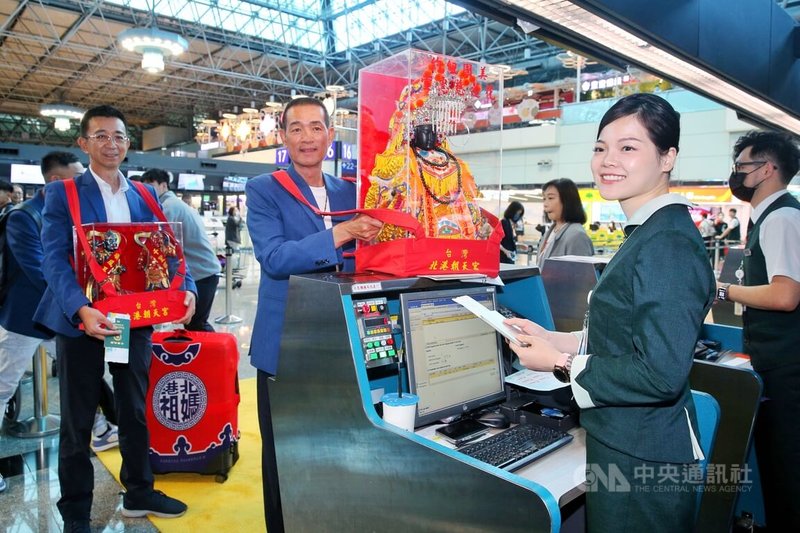 北港朝天宮媽祖14日搭乘長榮航空班機前往美國，董事長蔡咏鍀（前左2）等人將媽祖及千里順風2名將軍的神尊揹負於胸前，在辦理完報到手續後請上班機座位，希望將台灣宗教文化，原汁原味分享到美國。中央社記者吳睿騏桃園機場攝  113年5月14日