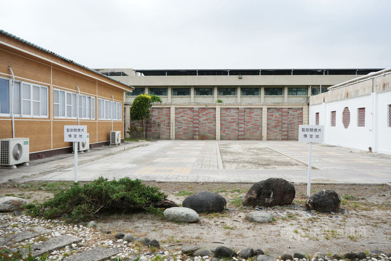 法務部矯正署屏東監獄拆除原有的菇菇園,並規劃為關懷犬飼養預定地;屏東監獄典獄長蔡景裕14日表示,未來會篩選關懷犬輔助支持成員,包括65歲以上、家庭支持力度薄弱、在監適應狀況不良者進行訓練。中央社記者黃郁菁攝 113年5月14日