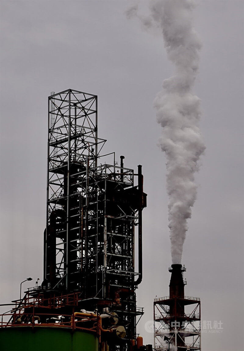 圖為高雄一處石化工業區的煙囪正冒出白煙。（中央社檔案照片）