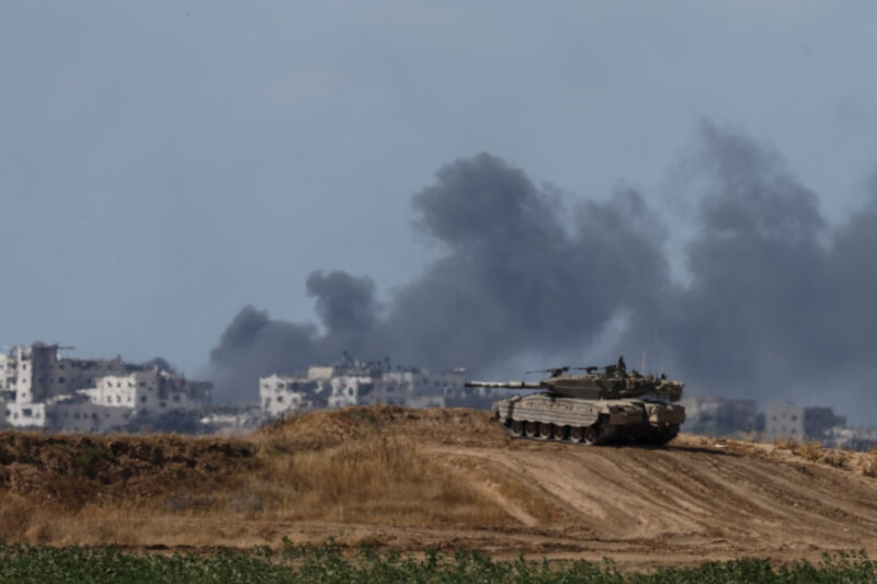 以色列坦克13日在接近加薩的邊境守衛。（路透社）