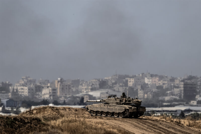 以色列戰車13日朝加薩北部的賈巴利亞發動攻擊。（安納杜魯新聞社）