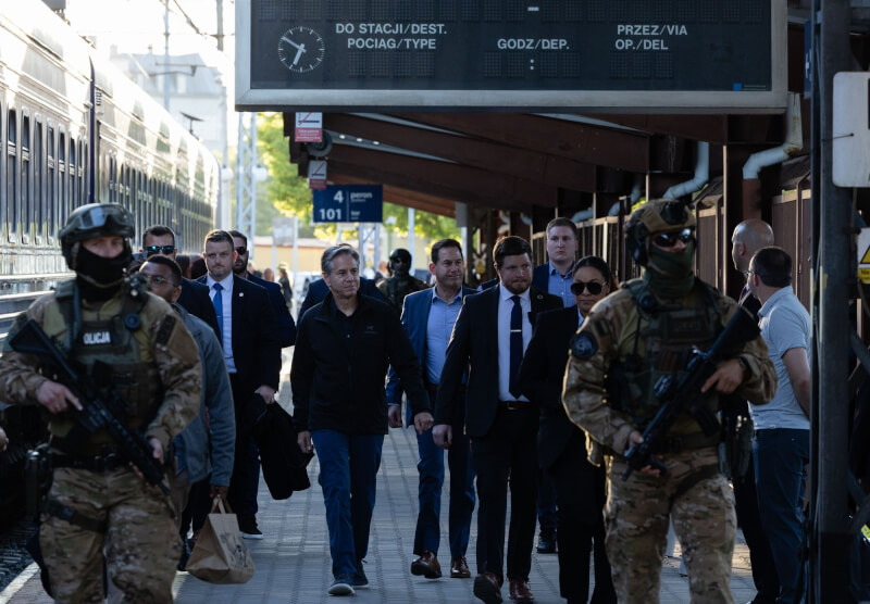 美國國務卿布林肯（中）14日抵達烏克蘭首都基輔。（圖取自twitter.com/SecBlinken）