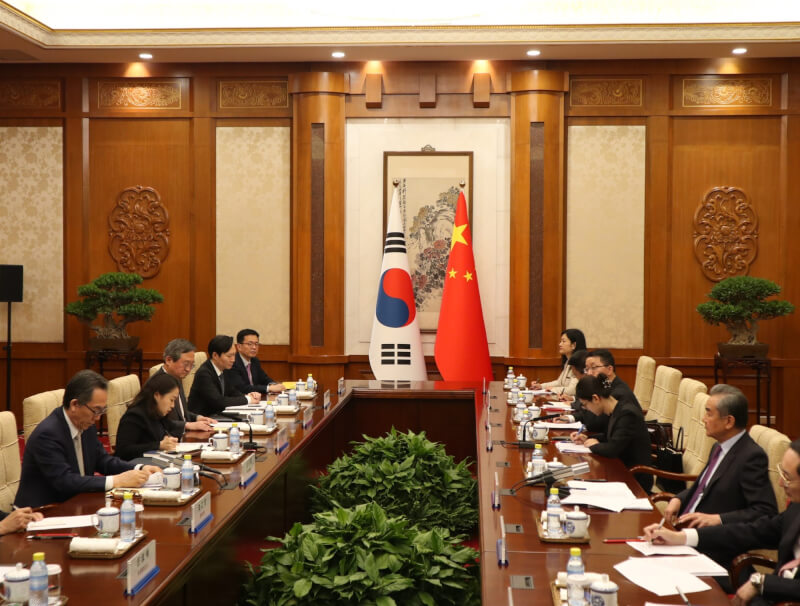 韓國外交部長趙兌烈（左排前1）13日與中國外交部長王毅（右排前1）會談。（韓聯社）