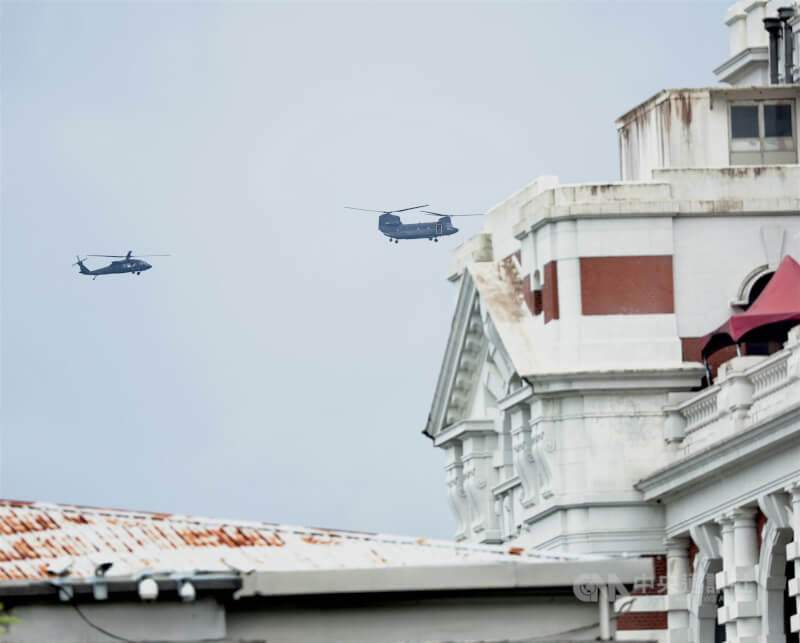 13日進行520總統、副總統就職典禮國軍空中兵力預演，陸軍出動CH-47SD契努克運輸直升機（右）、UH-60M黑鷹直升機（左）通過總統府上空。中央社記者張皓安攝 113年5月13日