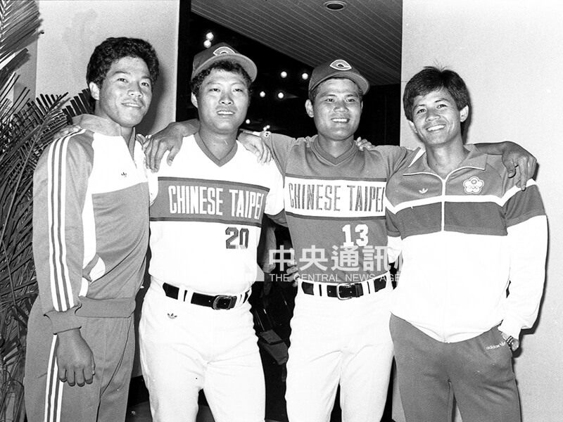 赴美参加奥运会表演赛的中华队队员（左起）吴复连、杜福明、李志俊、庄胜雄，在记者会中展示四种本国式样的比赛服装。中央社记者刘伟勋、黄瑞南摄 73年5月15日