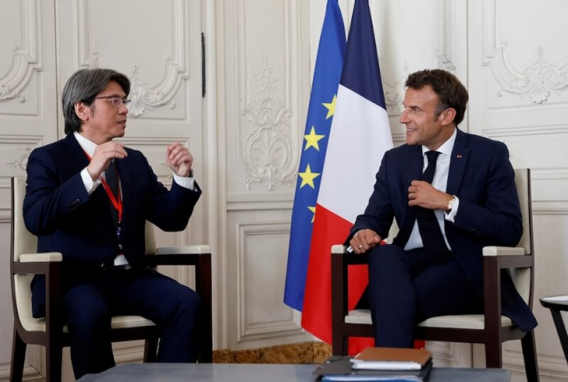 輝能科技執行長楊思枏（左）2022年和法國總統馬克宏（右）在「選擇法國」峰會交談。（路透社）