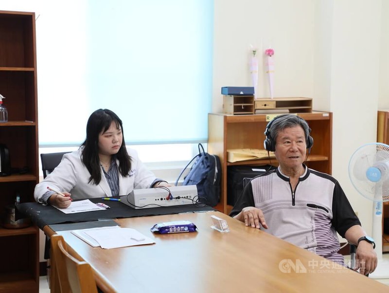 新北市嘉義同鄉會理事長劉德宗媒合民間業者,15日捐贈嘉義縣府2000台專業助聽器,並在東石鄉公所舉辦免費聽力檢測,領有聽覺相關身心障礙證明,或65歲以上雙耳聽力篩檢結果損失達60分貝至90分貝者,即可免費領取1台。中央社記者蔡智明攝 113年5月15日
