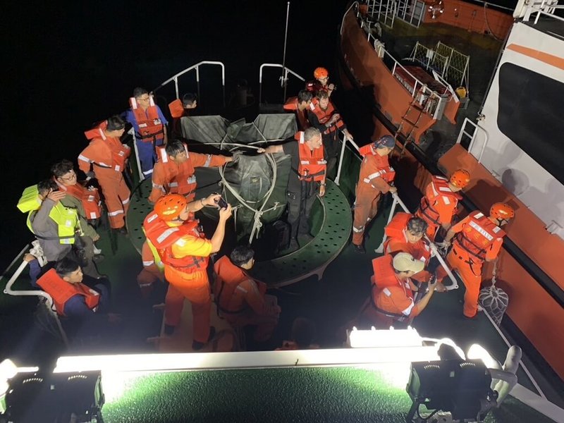 一艘運輸船14日晚間在蘭陽溪出海口外海起火，船上16人待援，海巡署艦隊分署派出巡防艇全速趕赴馳援，順利將人接駁上艇載回蘇澳港。（蘇澳海巡隊提供）中央社記者沈如峰宜蘭縣傳真  113年5月15日