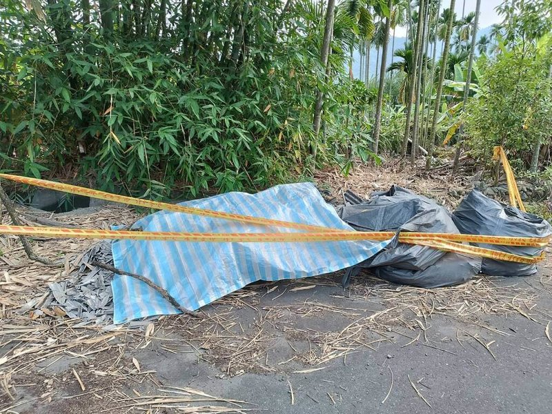 南投县水里乡山区遭弃置大量废弃石绵浪板，南投县环保局15日表示，估7大包总重约700公斤，已请警方全力追查行为人、倾倒车辆，现场则先拉起封锁线并覆盖不透水帆布，避免污染扩大。（南投县环保局提供）中央社记者萧博阳南投县传真  113年5月15日