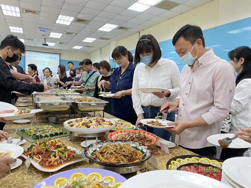 新竹市光復高中餐飲管理科15日舉辦畢業成果展,由學生們設計菜單、烹飪多道料理,邀請家長到校品嚐。中央社記者魯鋼駿攝 113年5月15日