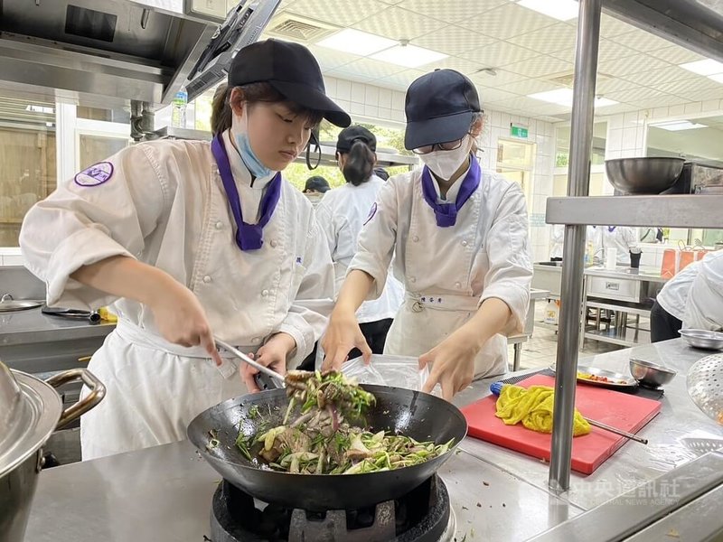 新竹市光復高中餐飲管理科15日舉辦畢業成果展，學生們製作美味佳餚，讓家長感受學生們3年學習成果。中央社記者魯鋼駿攝  113年5月15日
