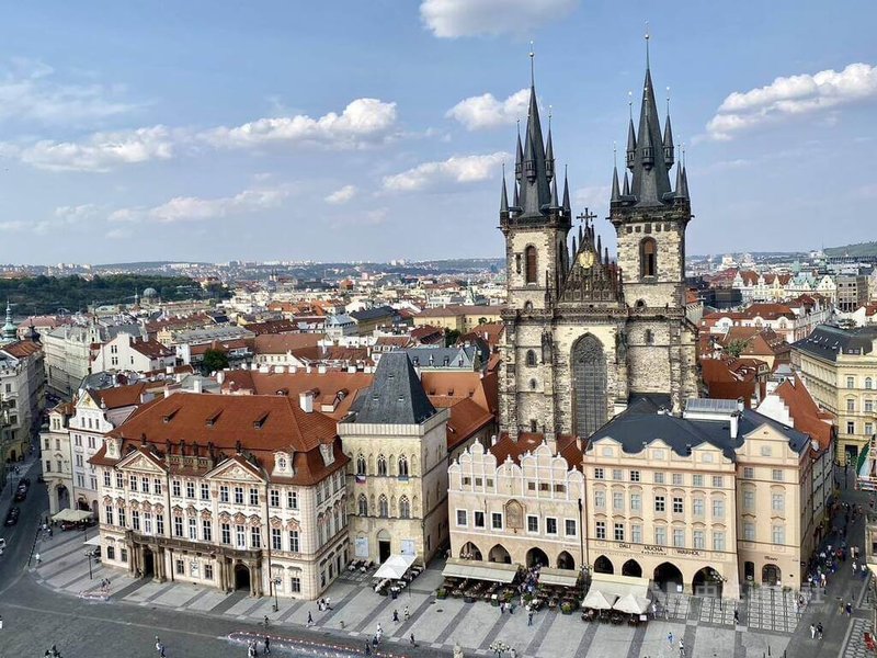 捷克首都布拉格每年吸引大量的觀光客前來。圖為布拉格舊城廣場上的提恩教堂。圖攝於112年7月15日。中央社記者劉郁葶布拉格攝 113年5月15日