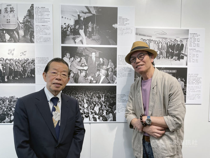 攝影家宋隆泉（右）記錄台灣民主運動的「台灣的自由風景」攝影展15日在東京開幕，駐日代表謝長廷（左）下午主持開幕典禮，兩人與宋隆泉多年前拍攝的謝長廷照片合影。中央社記者戴雅真東京攝  113年5月15日