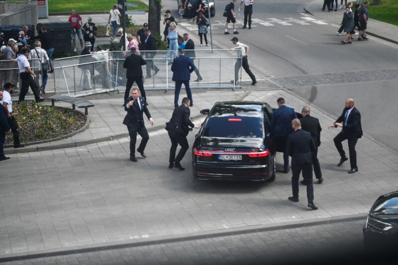 斯洛伐克總理費佐5月15日遭到槍擊，維安人員在槍擊案發生後，護送費佐進車裡。（路透社）