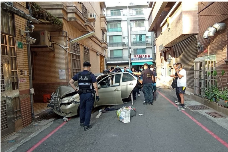 楊姓女通緝犯14日在台南市永康區開車連續拒檢，並企圖衝撞警用機車，員警開槍擊中車輛左後輪企圖制止，但楊女仍逃逸，之後擦撞2機車並自撞民宅門柱才停下車輛，員警破窗將駕駛拉出，當場逮捕。（讀者提供）中央社記者楊思瑞台南傳真 113年5月15日