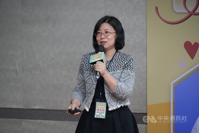 教育部15日舉辦515國際家庭日記者會,空中大學副校長唐先梅發表「世代互動議題」研究成果,透過訪問、量化問卷等,總結出台灣各世代關注的議題。中央社記者陳至中攝 113年5月15日