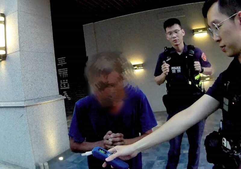 台南市1名男子14日晚間酒駕遭警方攔查，竟對著酒測器膜拜祈禱，酒測值仍超標，隨後又被搜出菸盒藏毒，訊後送辦。（台南市警局提供）中央社記者張榮祥台南傳真 113年5月15日