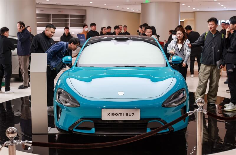 圖為小米汽車旗艦店3月25日在北京開業，展示SU7。（中新社）