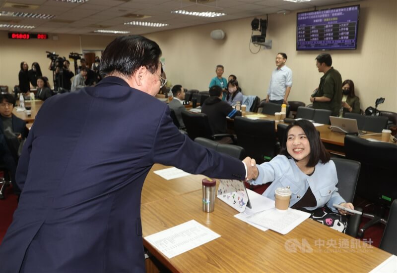 會前吳釗燮(前左)主動向國民黨立委徐巧芯(前右)握手致意。中央社記者郭日曉攝 113年5月15日