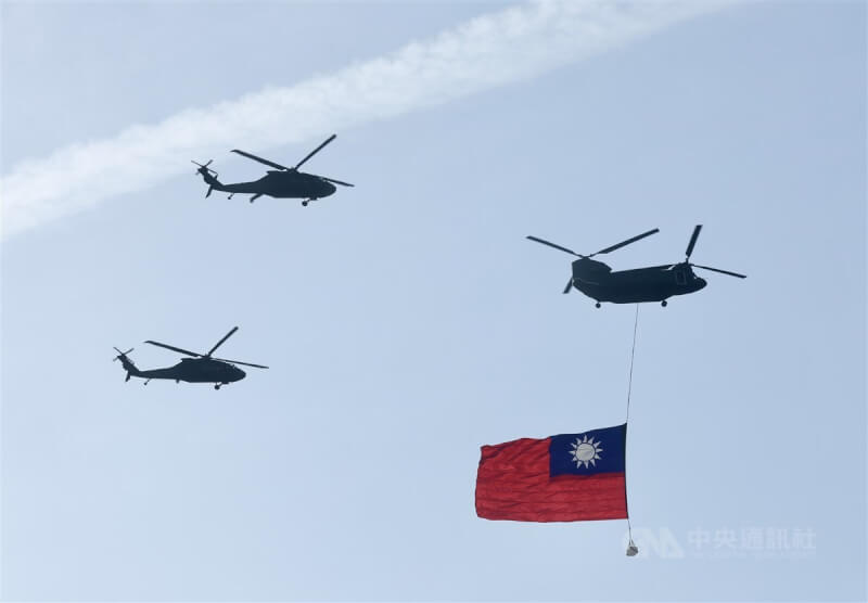 520總統副總統就職典禮國軍空中全兵力預演15日早晨登場，陸軍CH-47SD契努克運輸直升機吊掛巨幅國旗飛越總統府前上空。中央社記者張皓安攝 113年5月15日